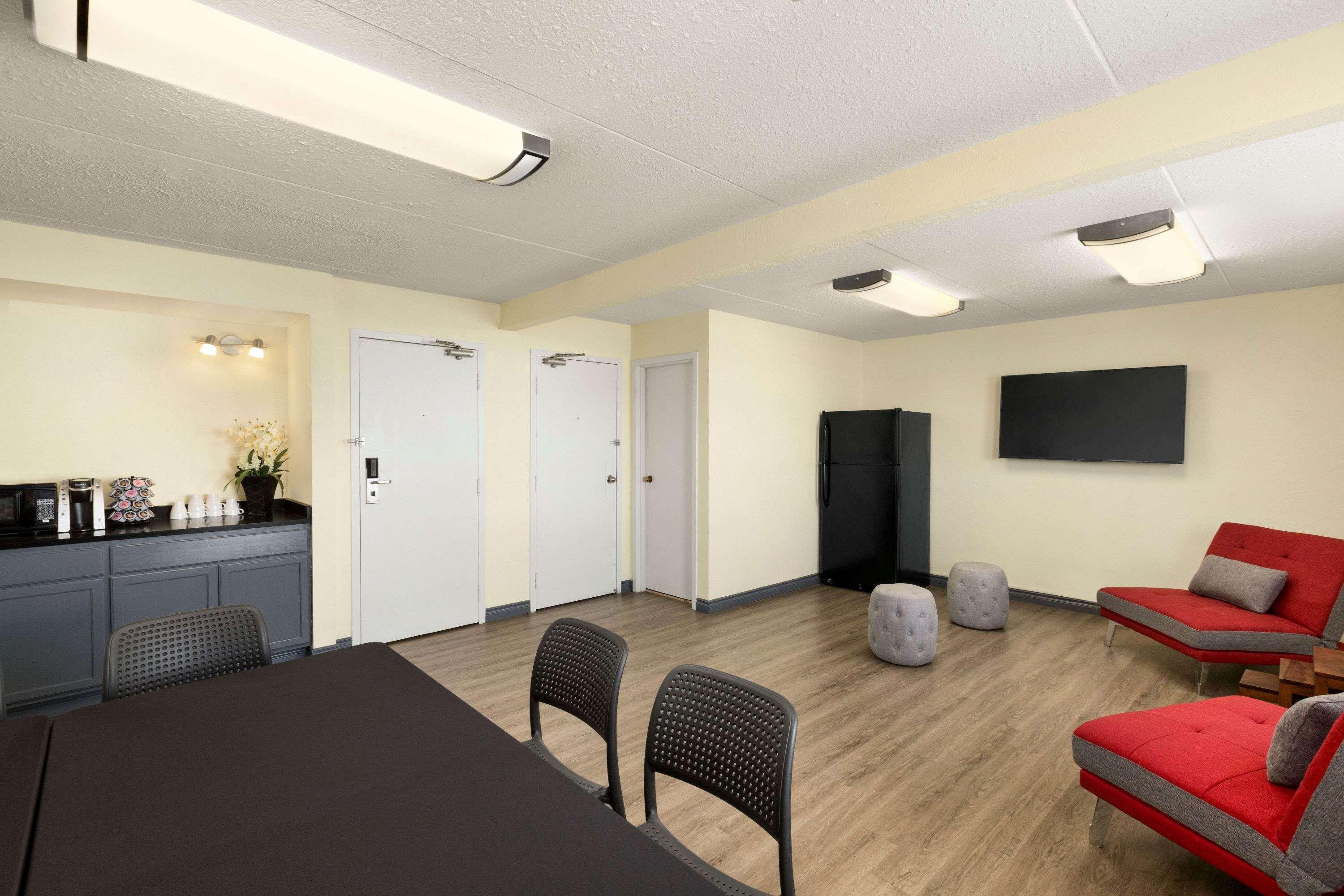 Travelodge By Wyndham Edmonton West Extérieur photo